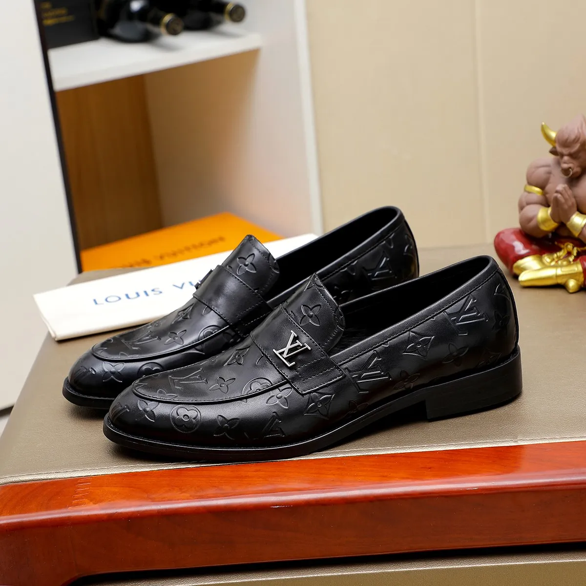 Men's Men's Shoes 💰420 💰[Louis Vuitton] LV high-end business formal leather shoes! ! Luxurious and elegant style, equal emphasis on practicality and style, professional focus on details and quality, counter original 1⃣️: 1⃣️ super accurate reproduction👍🏻! Material: The upper is made of imported original soft 🐂cowhide ➕imported first-layer sheepskin lining. Original anti-slip and wear-resistant outsole! Code number: 39--45, (38.46 custom-made) Large quantities in stock!